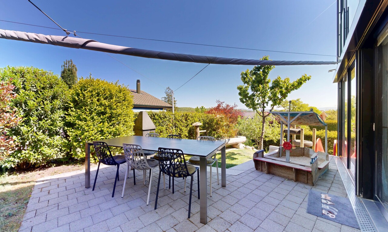terrasse mit essbereich im freien, terrasse, day time, from property, und power lines view