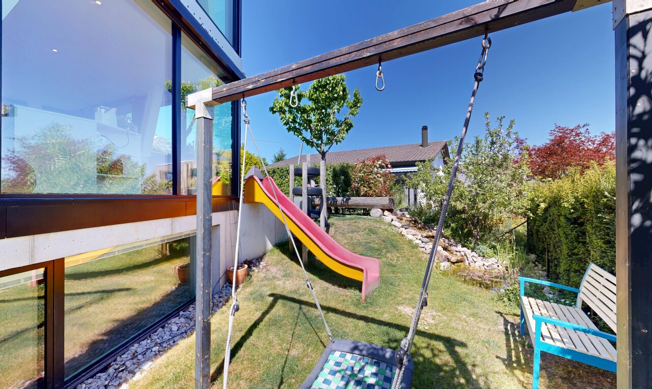 garten mit from property, rasen, spielplatz, und day time