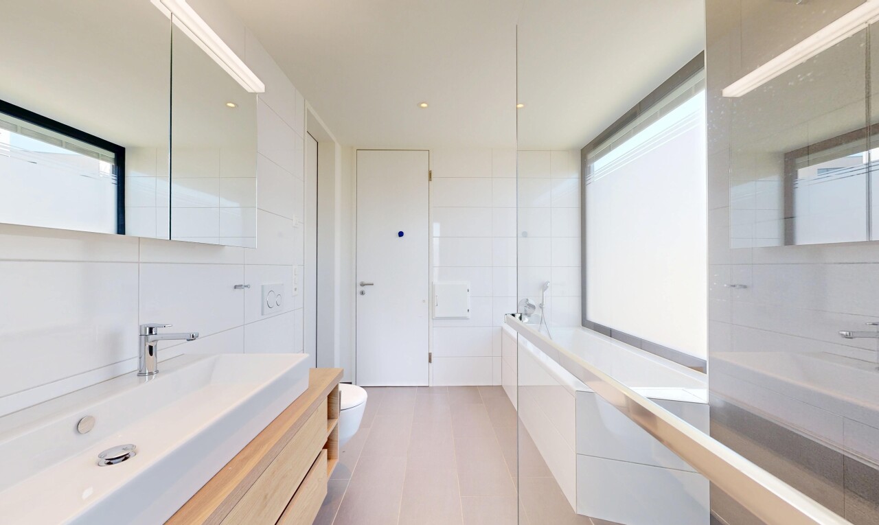 bad mit spiegel, schminktisch, tile wall, fliesenwand, und inside property