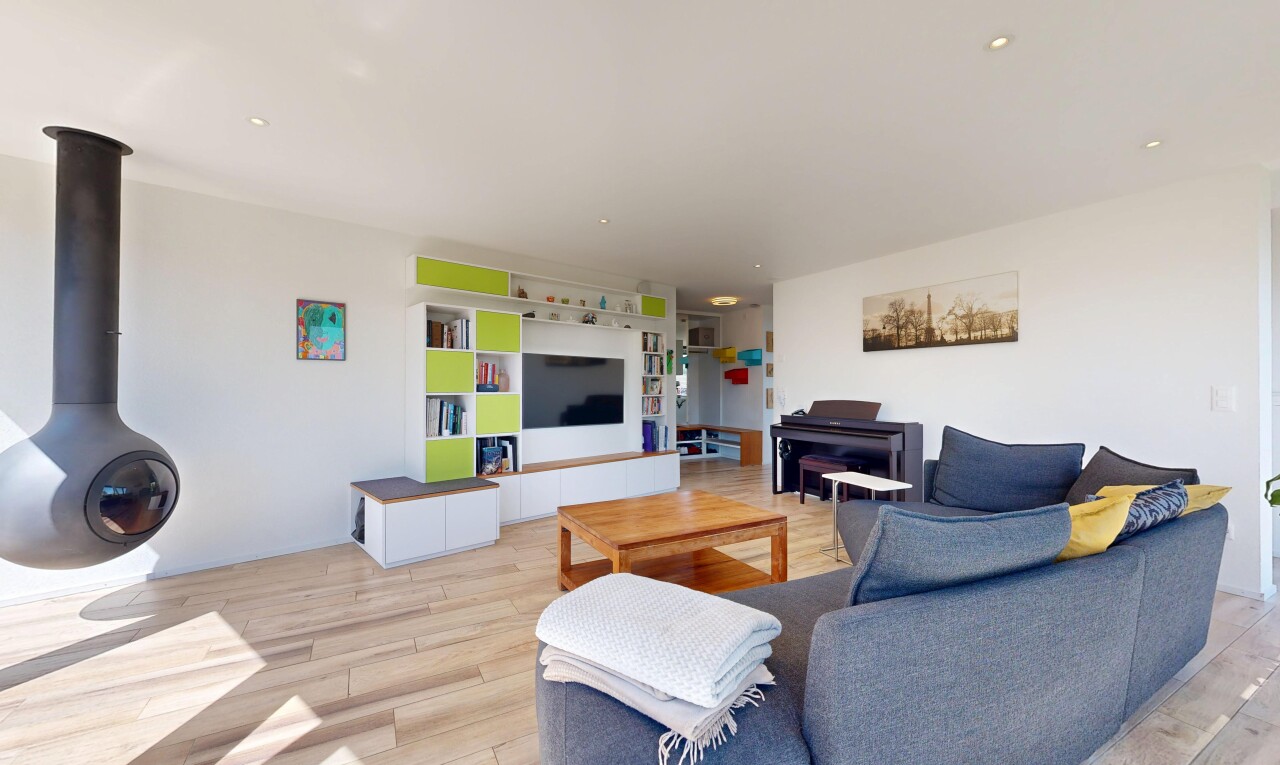 wohnzimmer mit gipskartonwand, drywall, inside property, holzfußboden, und wood finish floor
