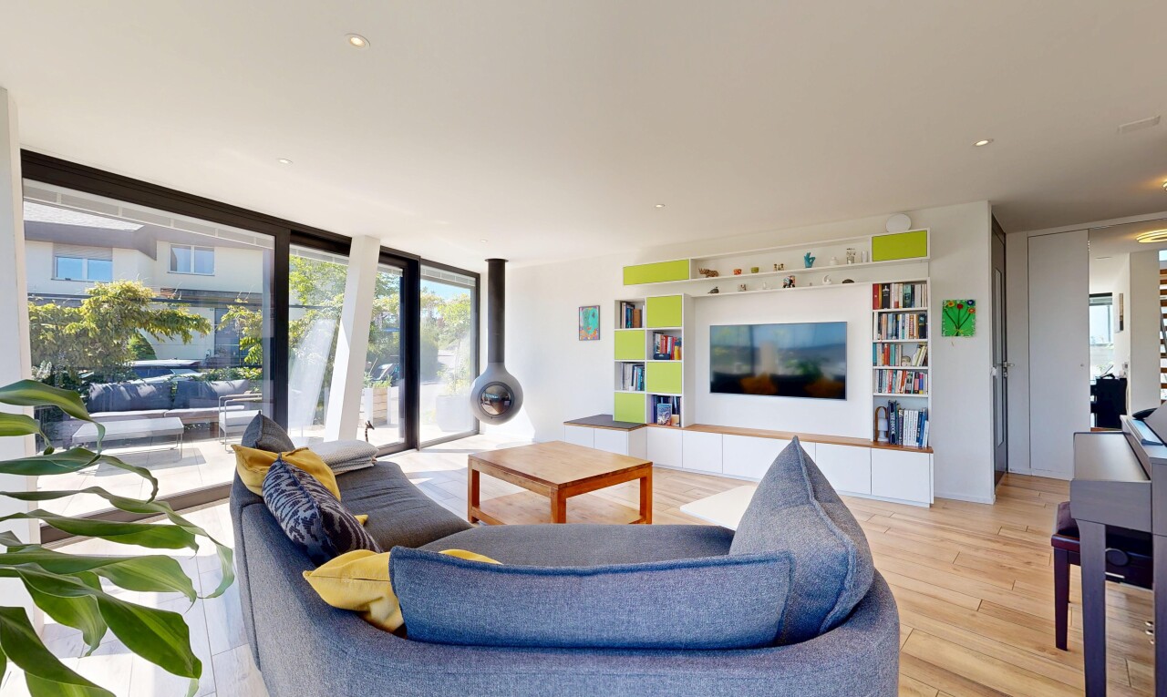 wohnzimmer mit bodendeckenfenster, floor ceiling windows, inside property, fernseher, und natürliches licht
