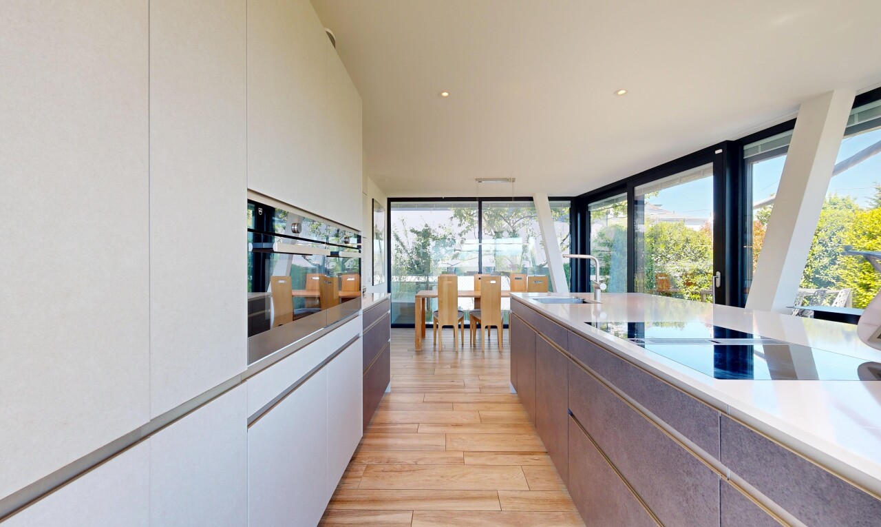 küche mit flat panel cabinets, schränke mit flachen paneelen, light floor, light countertops, und ofen