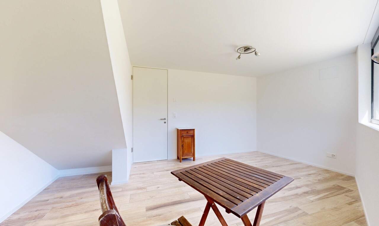 leerer raum mit gipskartonwand, drywall, holzfußboden, wood finish floor, und inside property