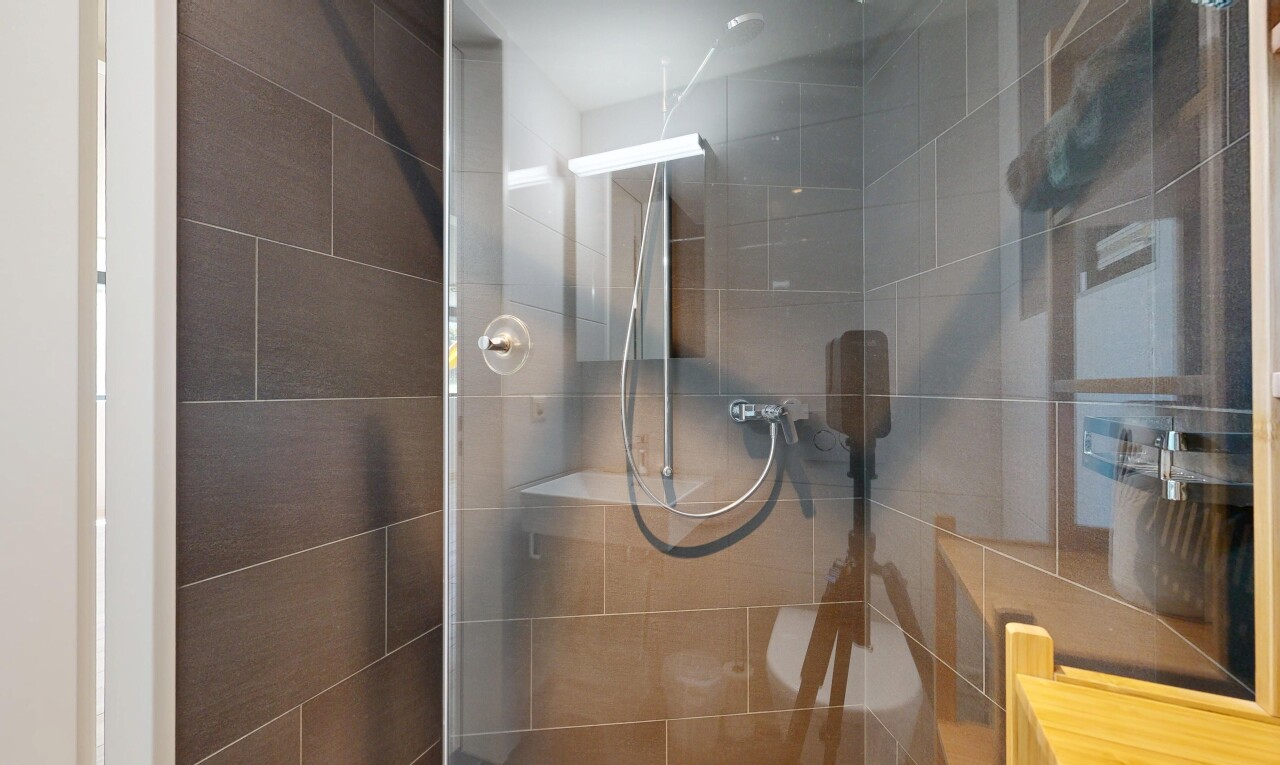 bad mit dusche, komplettes badezimmer, und inside property