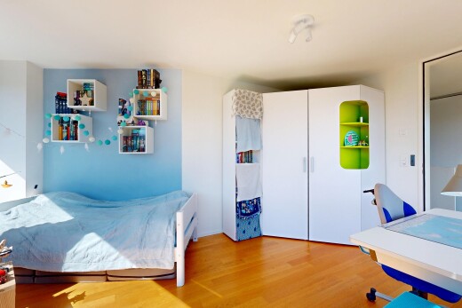 zimmer / schlafzimmer mit wood finish floor, holzfußboden, drywall, gipskartonwand, und inside property