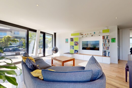 wohnzimmer mit bodendeckenfenster, floor ceiling windows, inside property, fernseher, und natürliches licht
