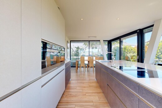 küche mit flat panel cabinets, schränke mit flachen paneelen, light floor, light countertops, und ofen