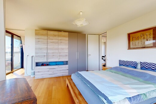 zimmer / schlafzimmer mit drywall, gipskartonwand, natural light, natürliches licht, und wood finish floor