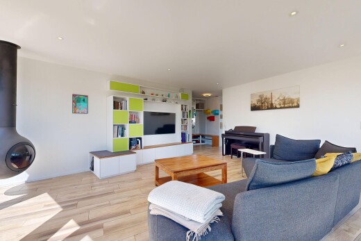 wohnzimmer mit gipskartonwand, drywall, inside property, holzfußboden, und wood finish floor