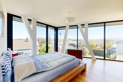 zimmer / schlafzimmer mit inside property, day time, bodendeckenfenster, floor ceiling windows, und natürliches licht