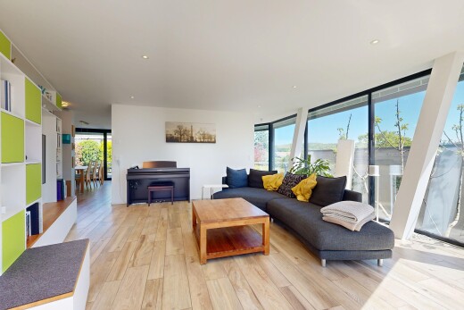 wohnzimmer mit day time, inside property, holzfußboden, wood finish floor, und light floor