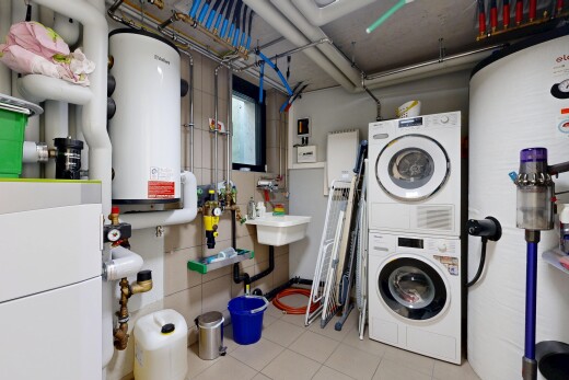 wäschekammer mit waschturm, light floor, wasserkocher, inside property, und fliesenboden