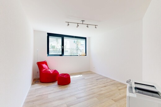 leerer raum mit holzfußboden, wood finish floor, inside property, deckenbeleuchtung, und track lighting