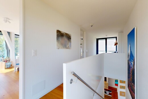 halle / korridor mit obergeschoss-podest, gipskartonwand, drywall, inside property, und holzfußboden
