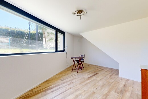 leerer raum mit inside property, wood finish floor, holzfußboden, drywall, und gipskartonwand