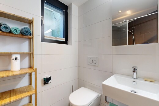 bad mit waschbecken, spiegel, tile wall, fliesenwand, und dusche