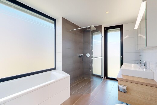 bad mit bad, dusche, schminktisch, komplettes badezimmer, und fliesenboden