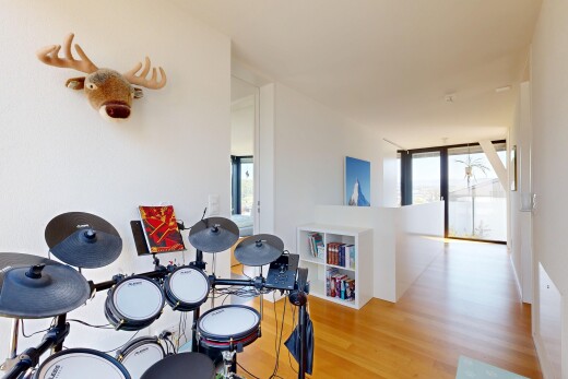 wohn- / esszimmer mit gipskartonwand, drywall, holzfußboden, wood finish floor, und natürliches licht
