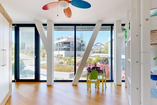 esszimmer mit floor ceiling windows, bodendeckenfenster, inside property, day time, und wood finish floor
