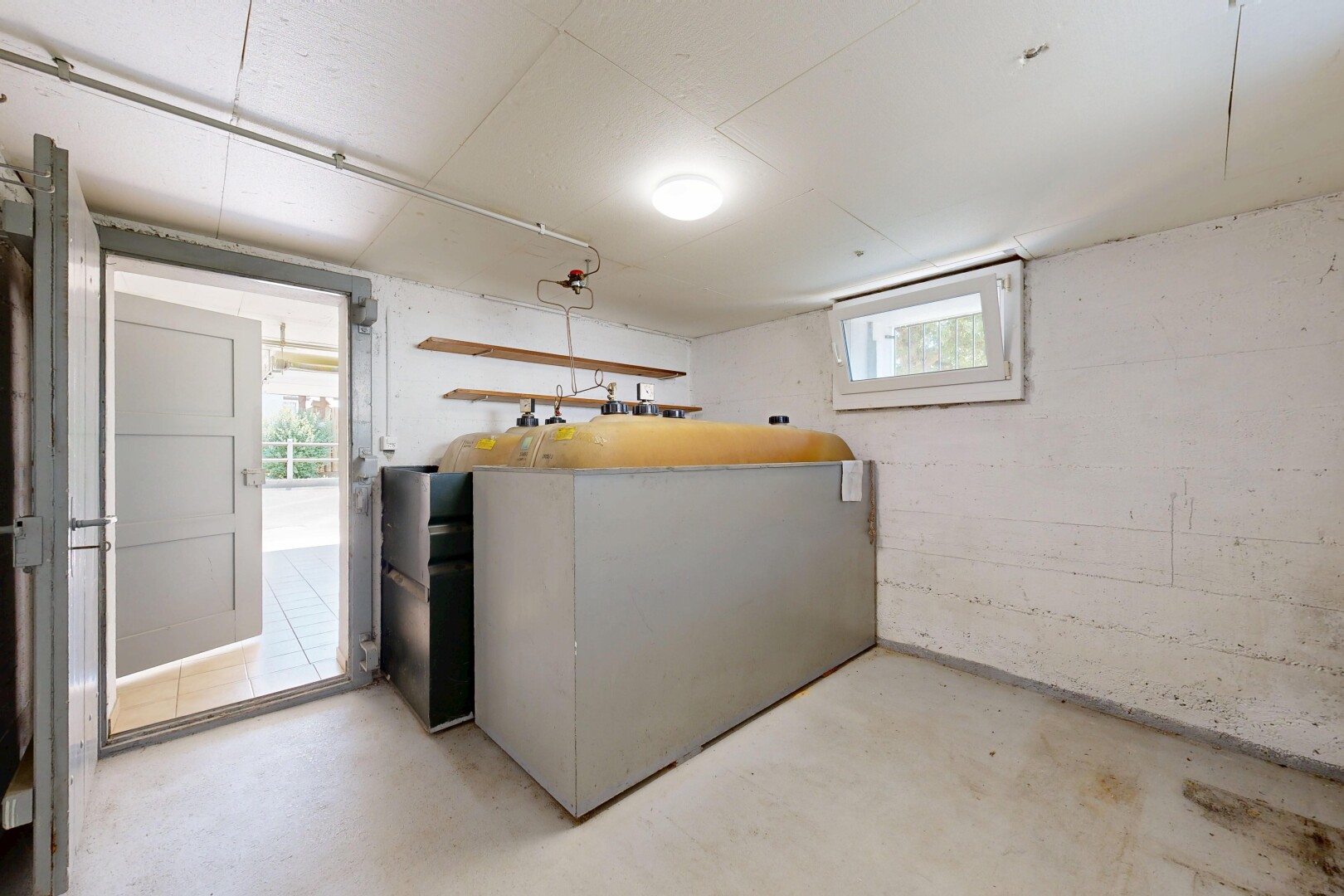 küche mit niedrige decke, low ceiling, betonboden, concrete floor, und inside property