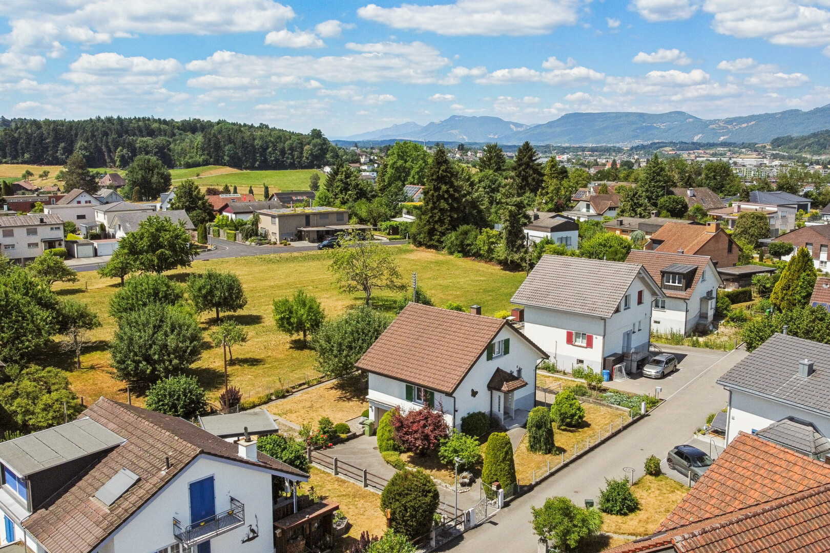 außenansicht mit wohngebietblick, residential view, zaun, day time, und solaranlage