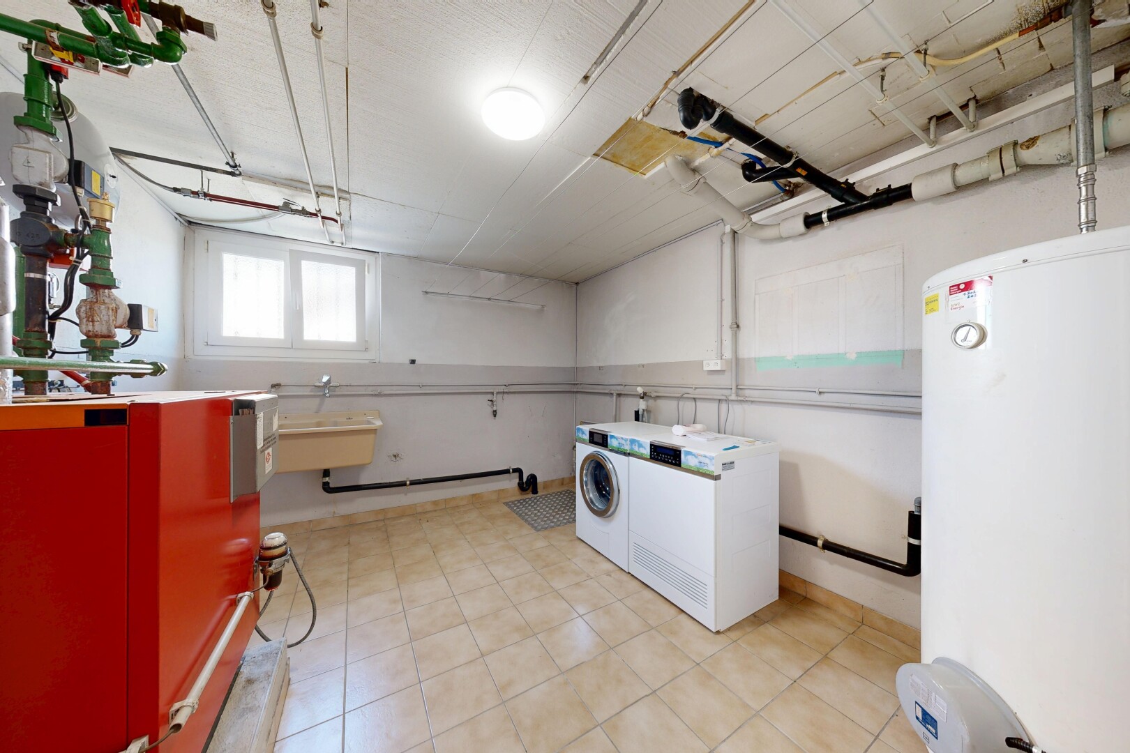 wäschekammer mit wasserkocher, inside community, light floor, natürliches licht, und natural light