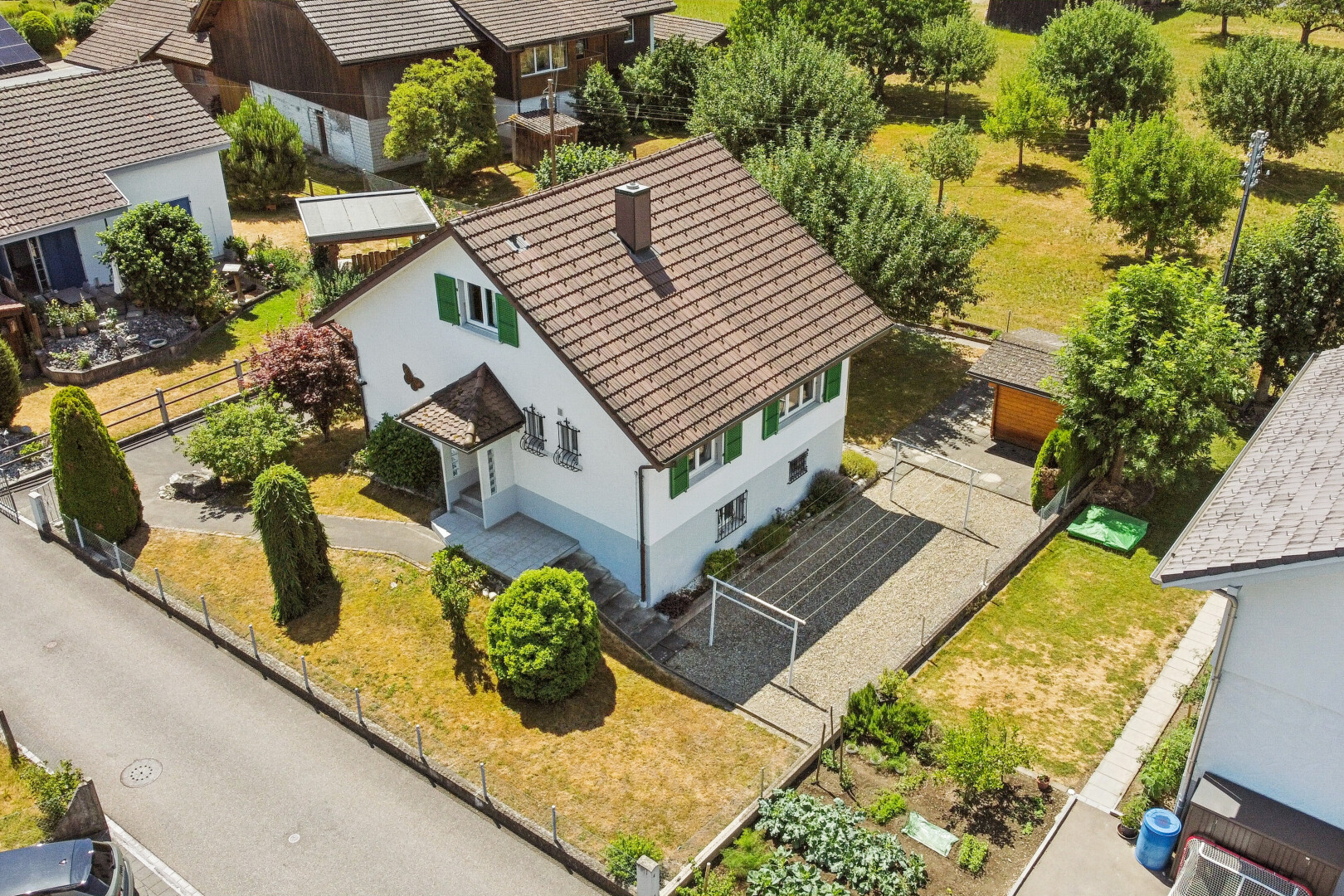 außenansicht mit zaun, property visible, rasen, und stuckverkleidung