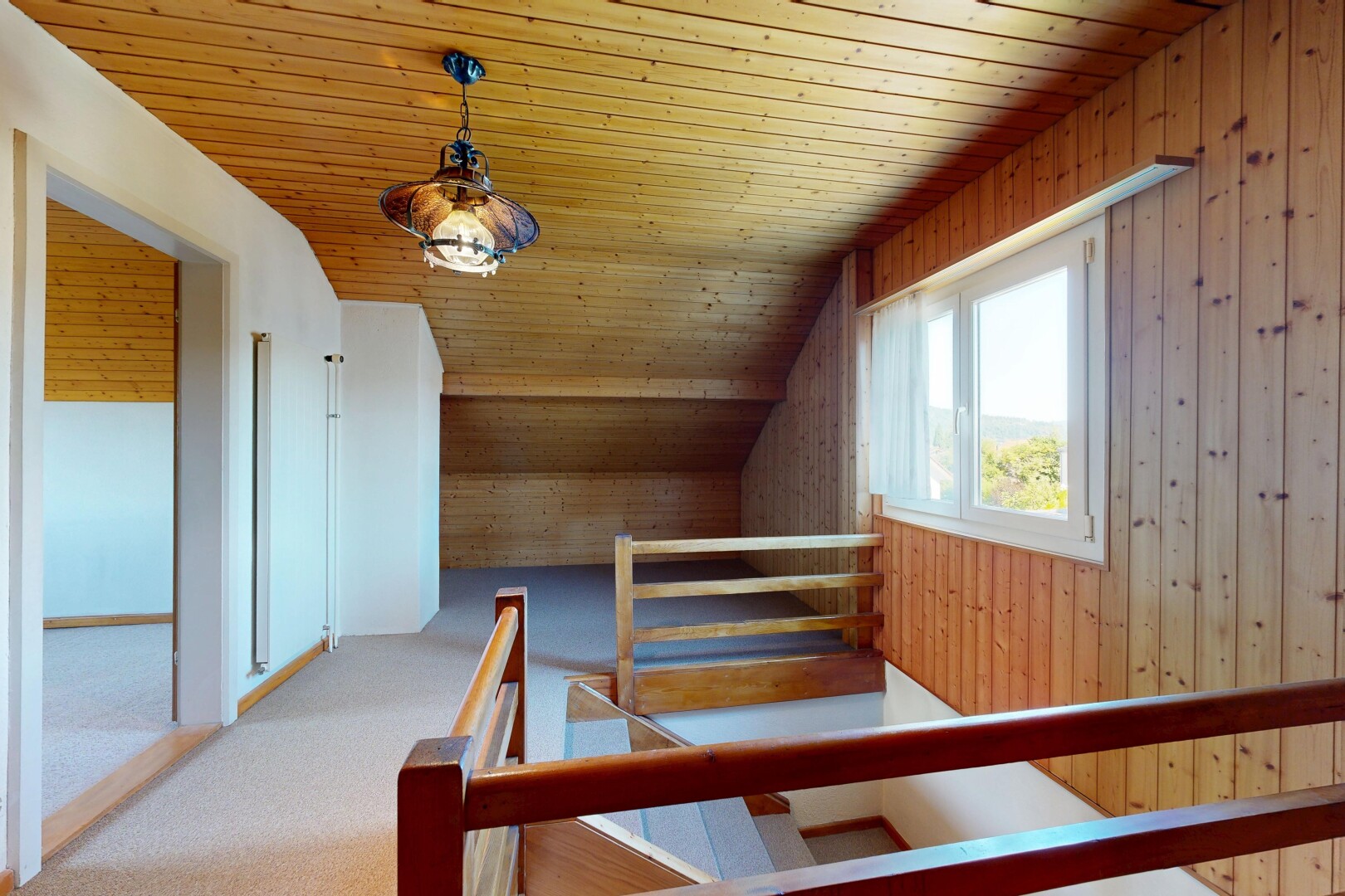 treppe mit holzdecke, wood ceiling, niedrige decke, low ceiling, und inside property
