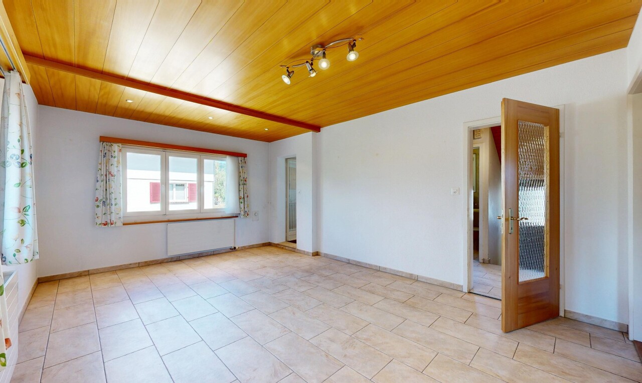 leerer raum mit inside property, gipskartonwand, drywall, light floor, und holzdecke