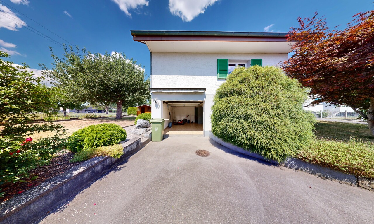 außenansicht mit day time, stuckverkleidung, property visible, eingebaute garage, und auffahrt