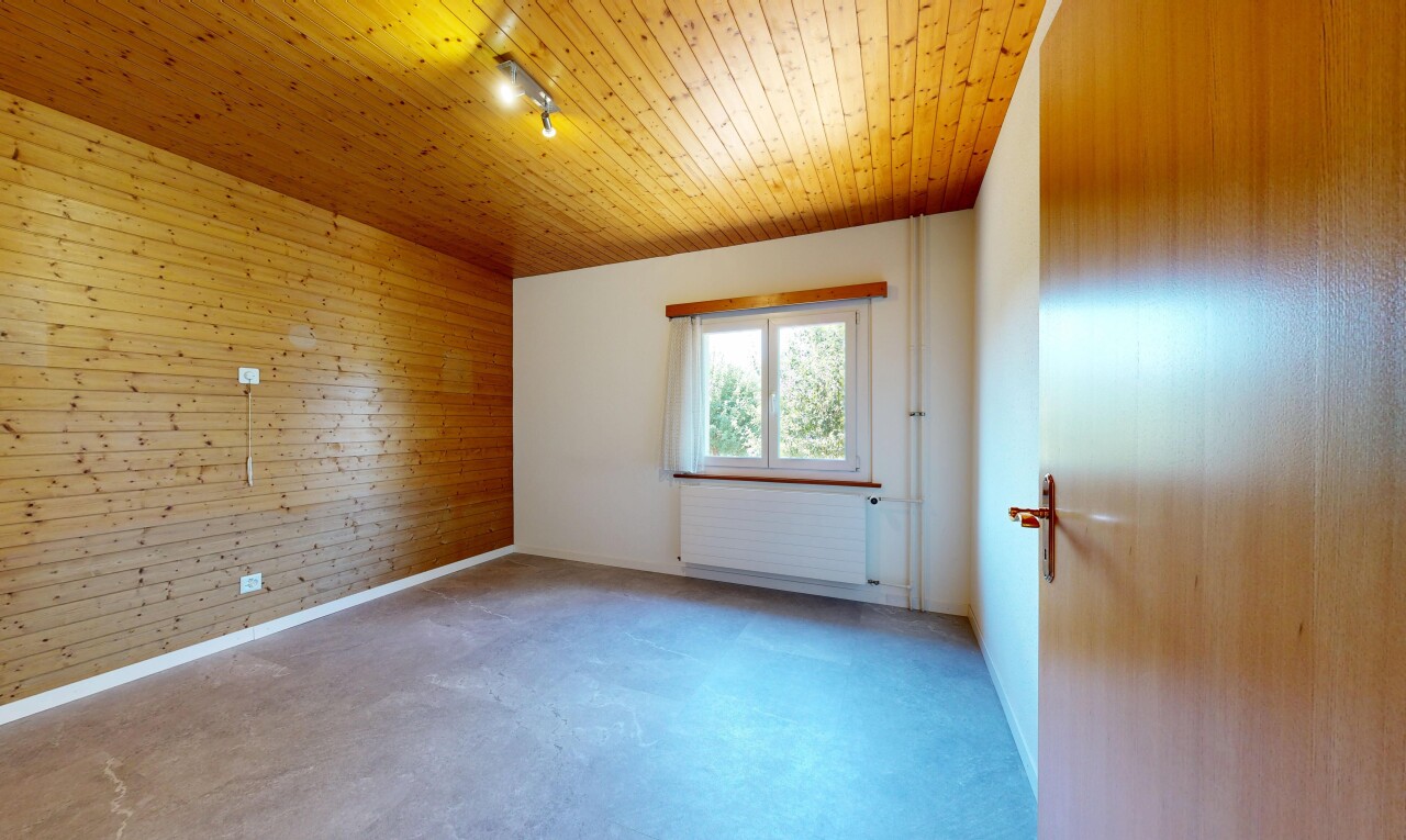 leerer raum mit holzwand, wood wall, kühler, betonboden, und concrete floor