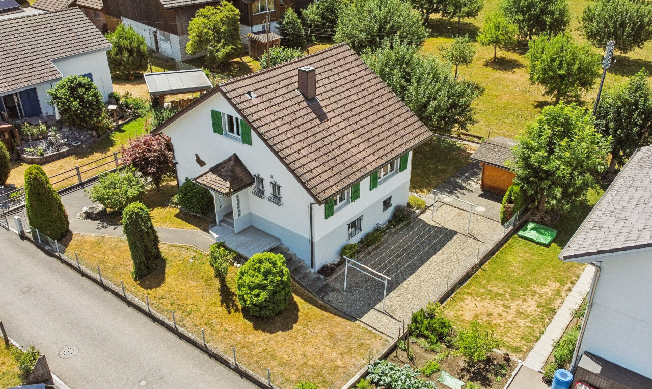 außenansicht mit zaun, property visible, rasen, und stuckverkleidung