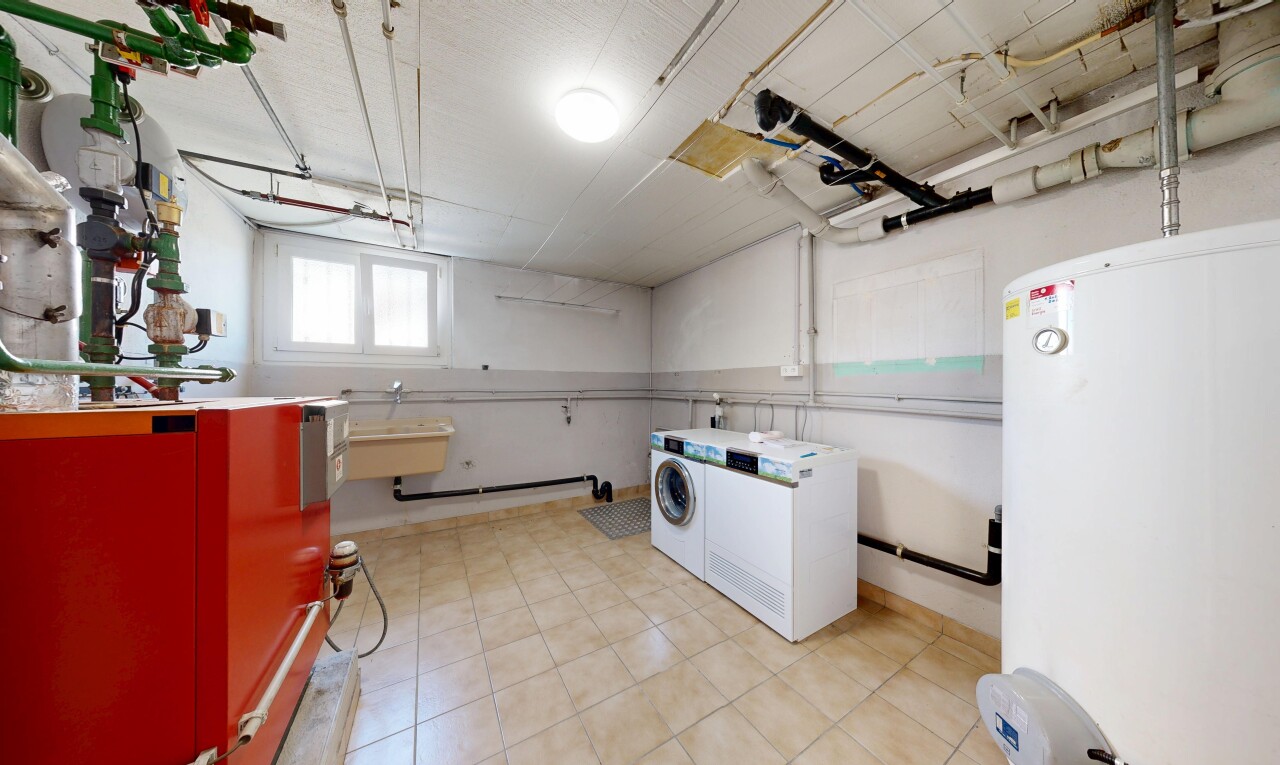 wäschekammer mit wasserkocher, inside community, light floor, natürliches licht, und natural light