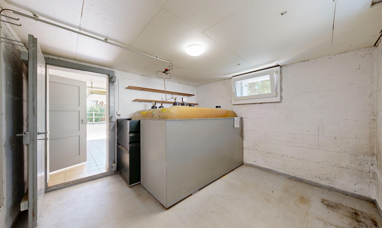küche mit niedrige decke, low ceiling, betonboden, concrete floor, und inside property
