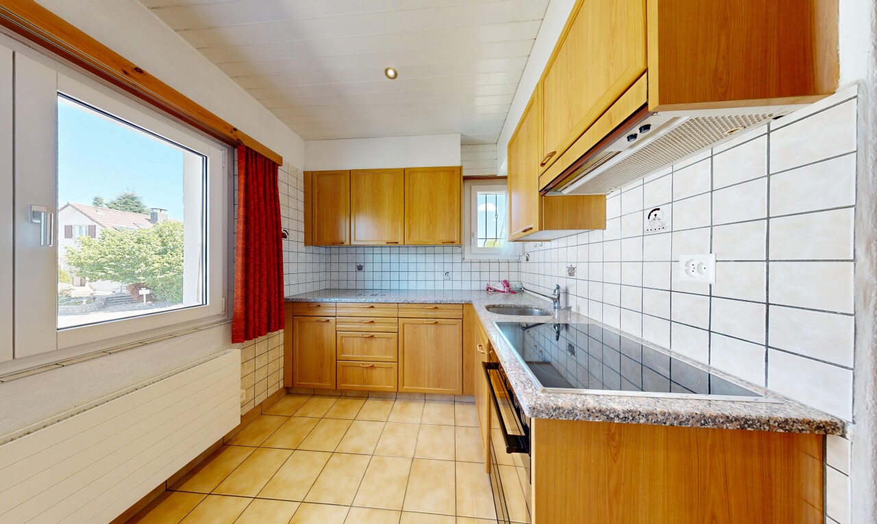 küche mit kühler, light countertops, light floor, herd, und küchenrückwand beim herd