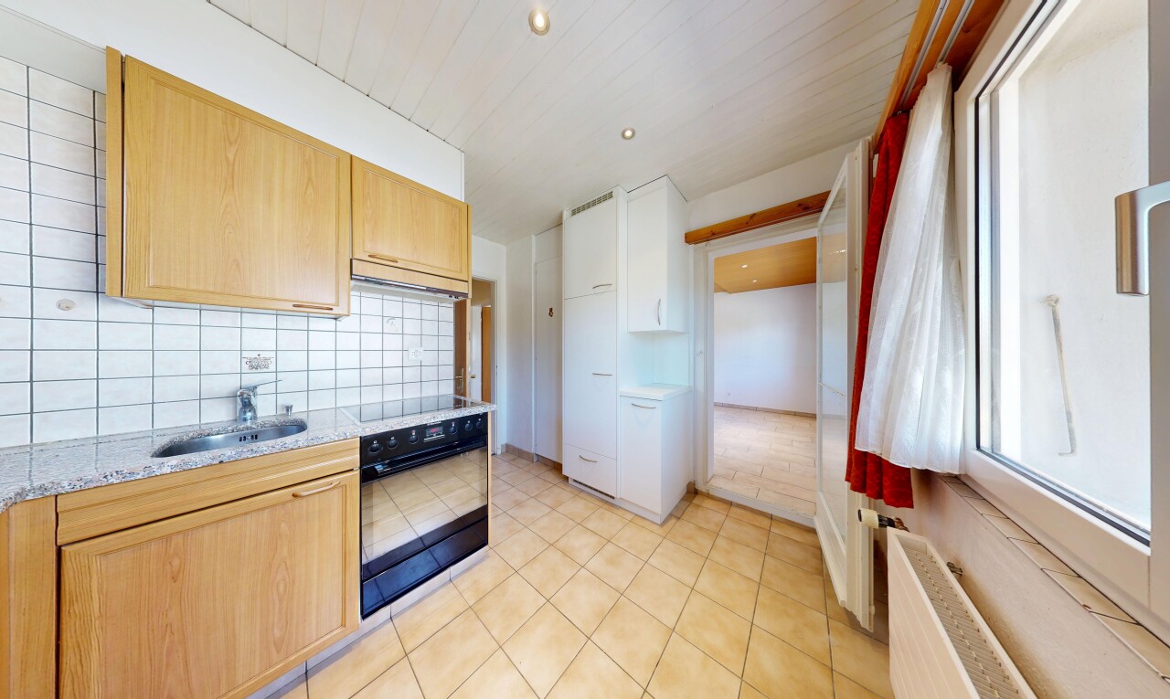 küche mit ofen, light countertops, light floor, kühler, und inside property