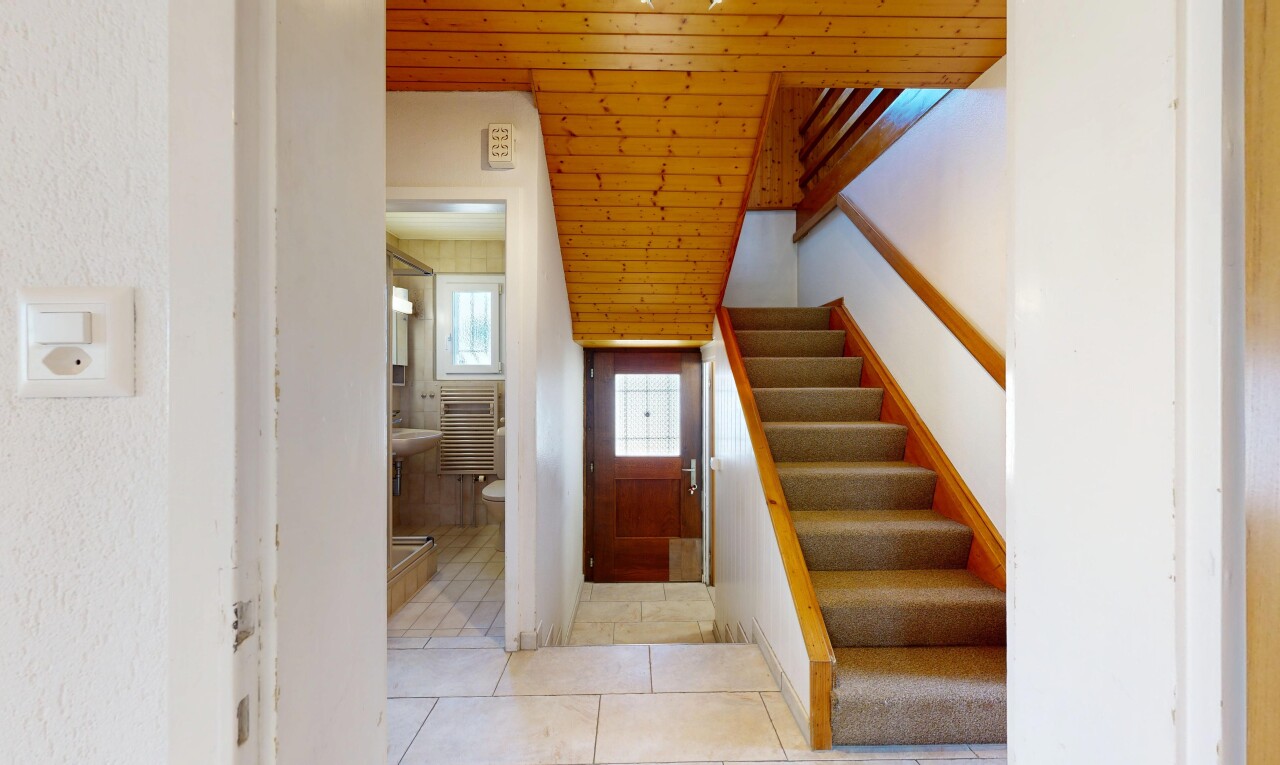 treppe mit treppen, inside property, natürliches licht, natural light, und fliesenboden