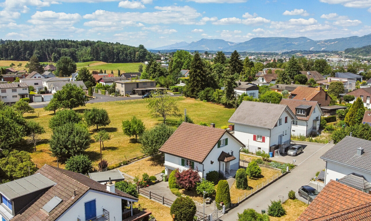 außenansicht mit wohngebietblick, residential view, zaun, day time, und solaranlage