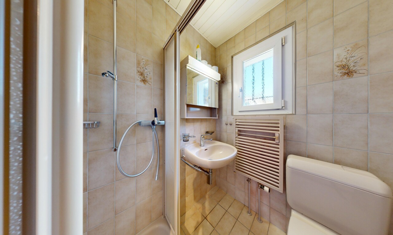 bad mit spiegel, handtuchwärmer, dusche, kühler, und fliesenwand