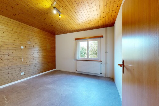 leerer raum mit holzwand, wood wall, kühler, betonboden, und concrete floor
