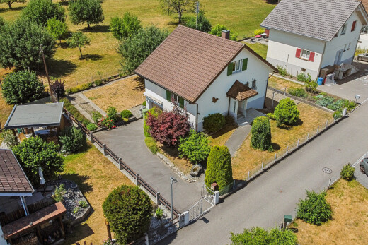 außenansicht mit zaun, property visible, stuckverkleidung, und rasen