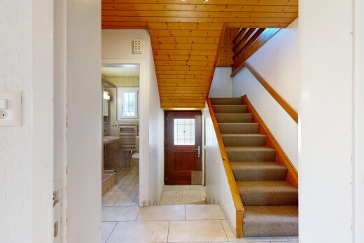 treppe mit treppen, inside property, natürliches licht, natural light, und fliesenboden
