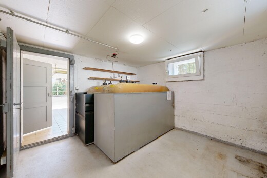 küche mit niedrige decke, low ceiling, betonboden, concrete floor, und inside property