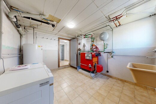 laundry area with water heater, a heating unit, and independent washer and dryer