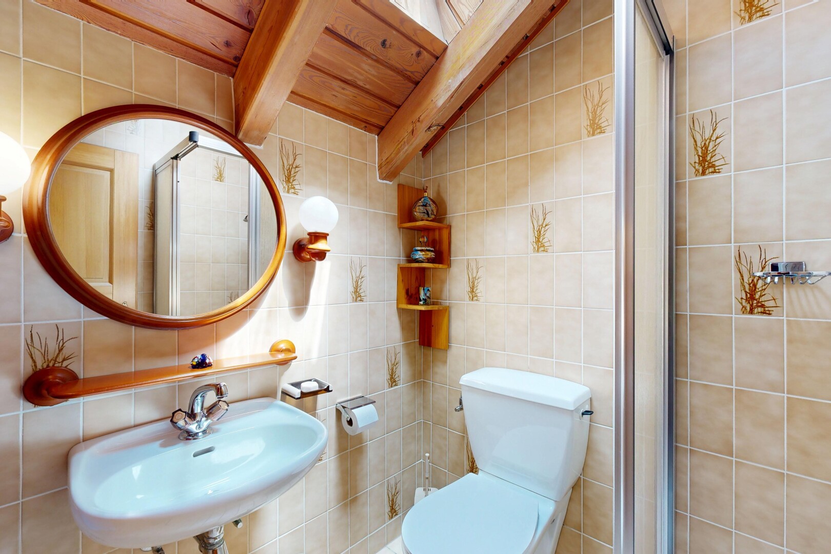 salle de bains avec douche, miroir, salle de bain complète, tile wall, et mur en carrelage