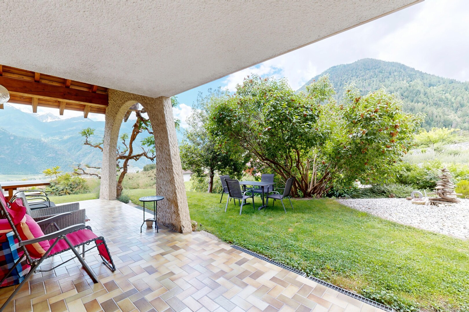 terrasse avec from property, vue sur la montagne, mountain view, pelouse, et day time