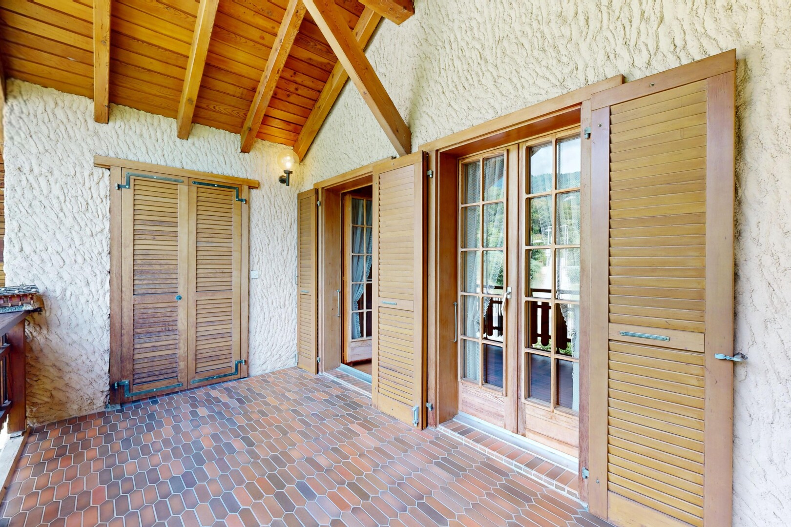 terrasse avec portes-fenêtres