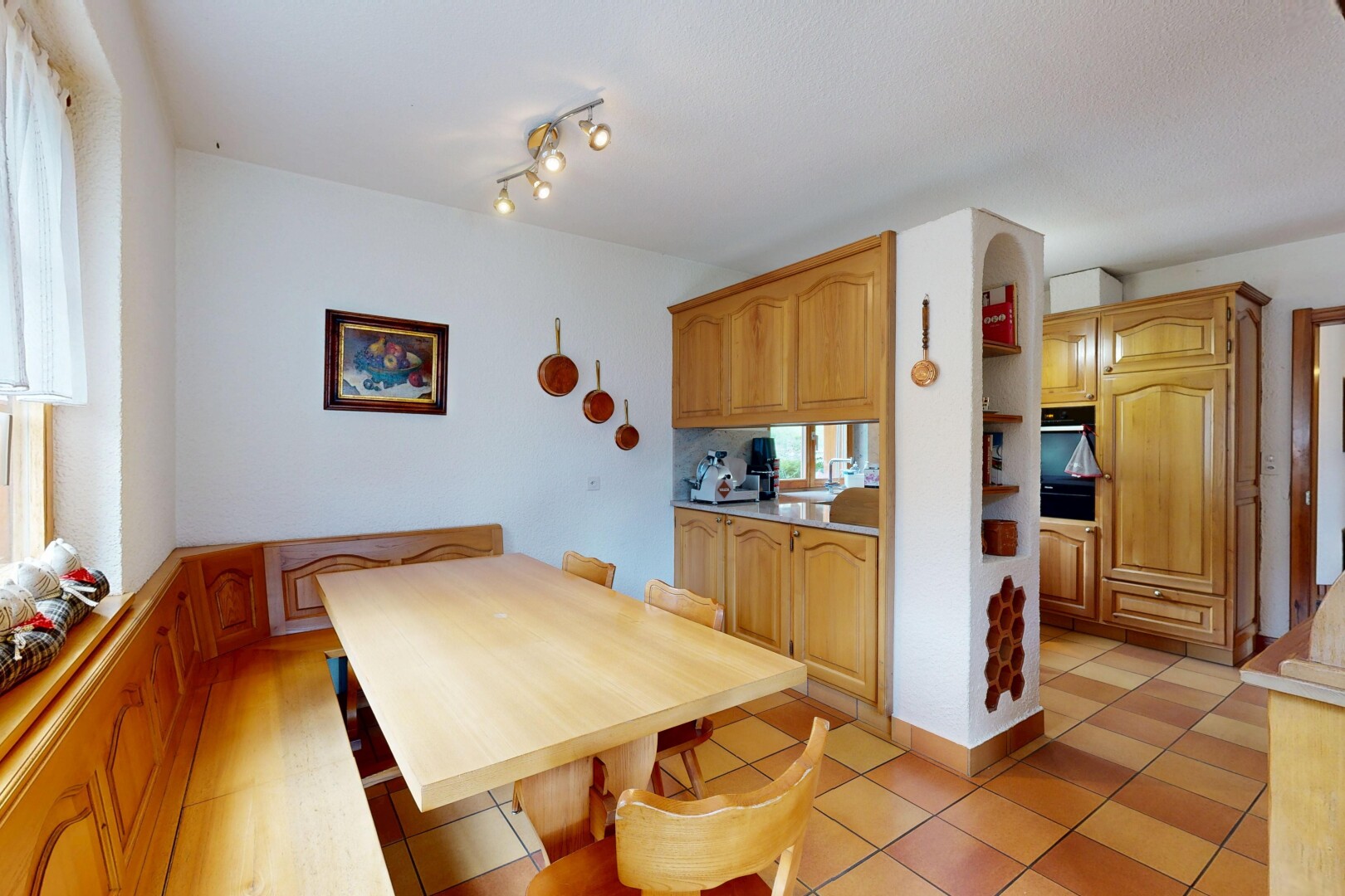 salle à manger avec inside property, drywall, cloison sèche, tile floor, et sol en carrelage