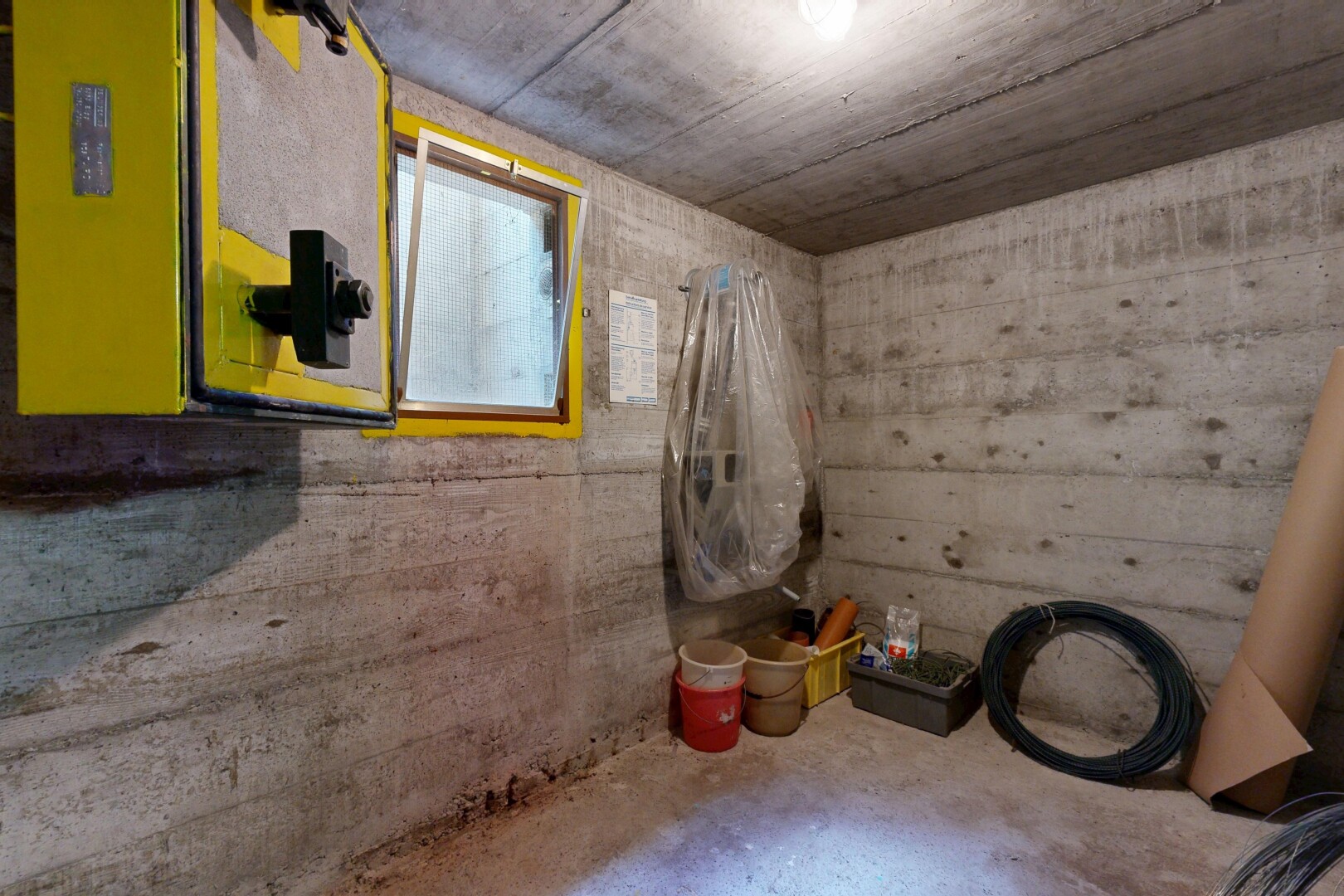 pièce vide avec concrete ceiling, plafond en béton, concrete floor, sol en béton, et concrete wall