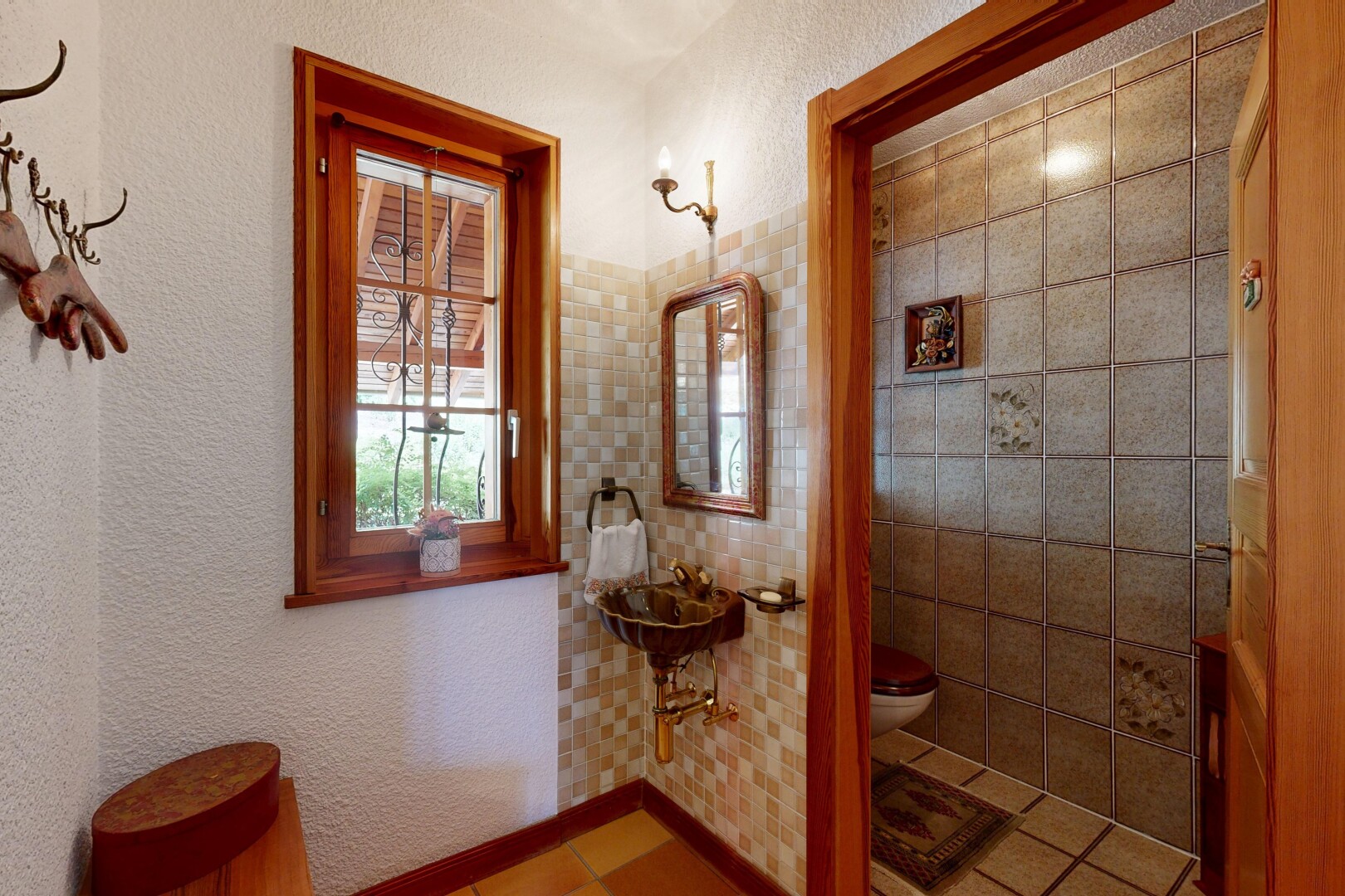 salle de bains avec mur texturé, textured wall, toilette, inside property, et miroir